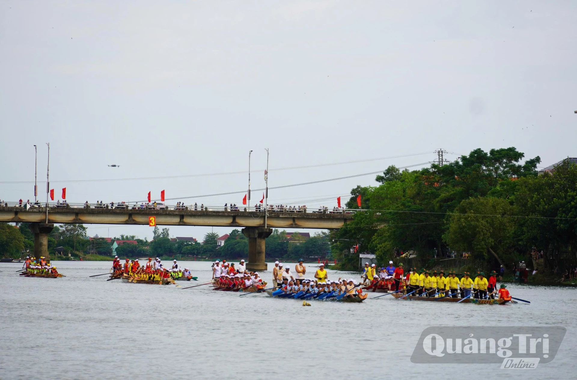 Điểm mới của lễ hội đua, bơi thuyền truyền thống trên sông Kiến Giang năm nay là lễ diễu hành cũng được tổ chức vào chiều 1/9 - Ảnh: X.P