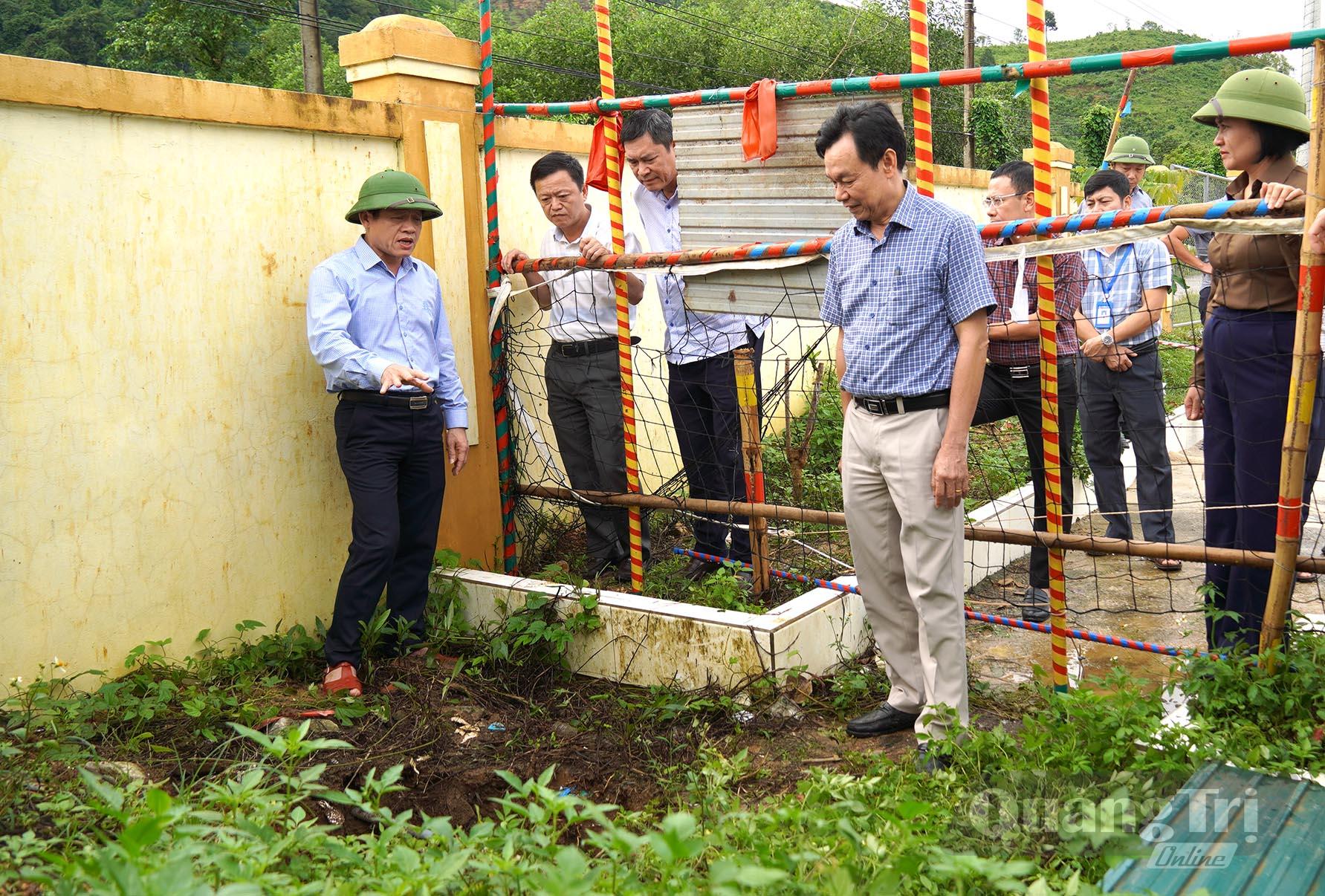 Đồng chí Phó Chủ tịch UBND tỉnh Lê Văn Bảo kiểm tra vị trí hố sụt - Ảnh: C.H
