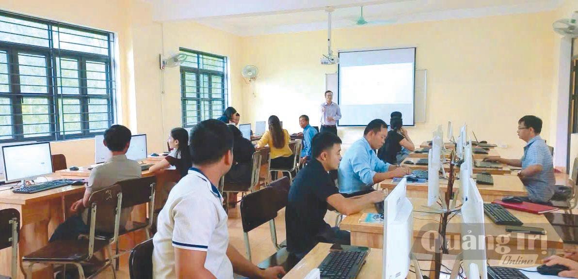 Một khóa tập huấn nâng cao năng lực ứng dụng công nghệ cho những người hoạt động không chuyên trách ở xã Minh Hóa - Ảnh: C.H