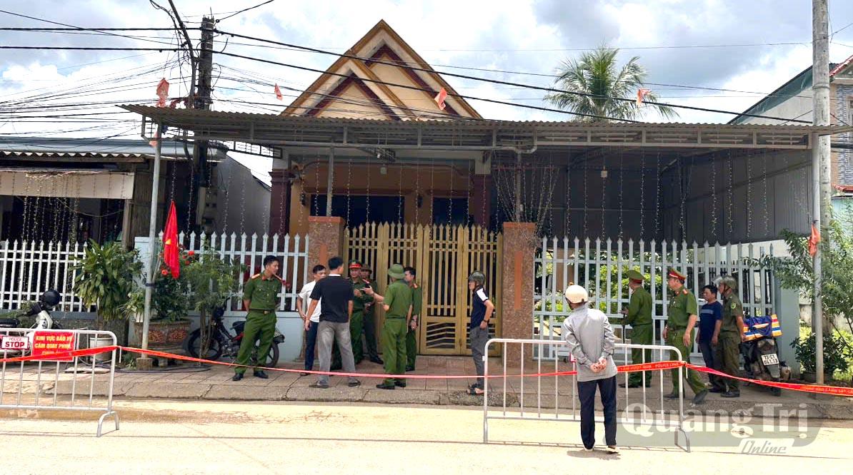Lực lượng chức năng đang phong tỏa hiện trường - Ảnh: C.T