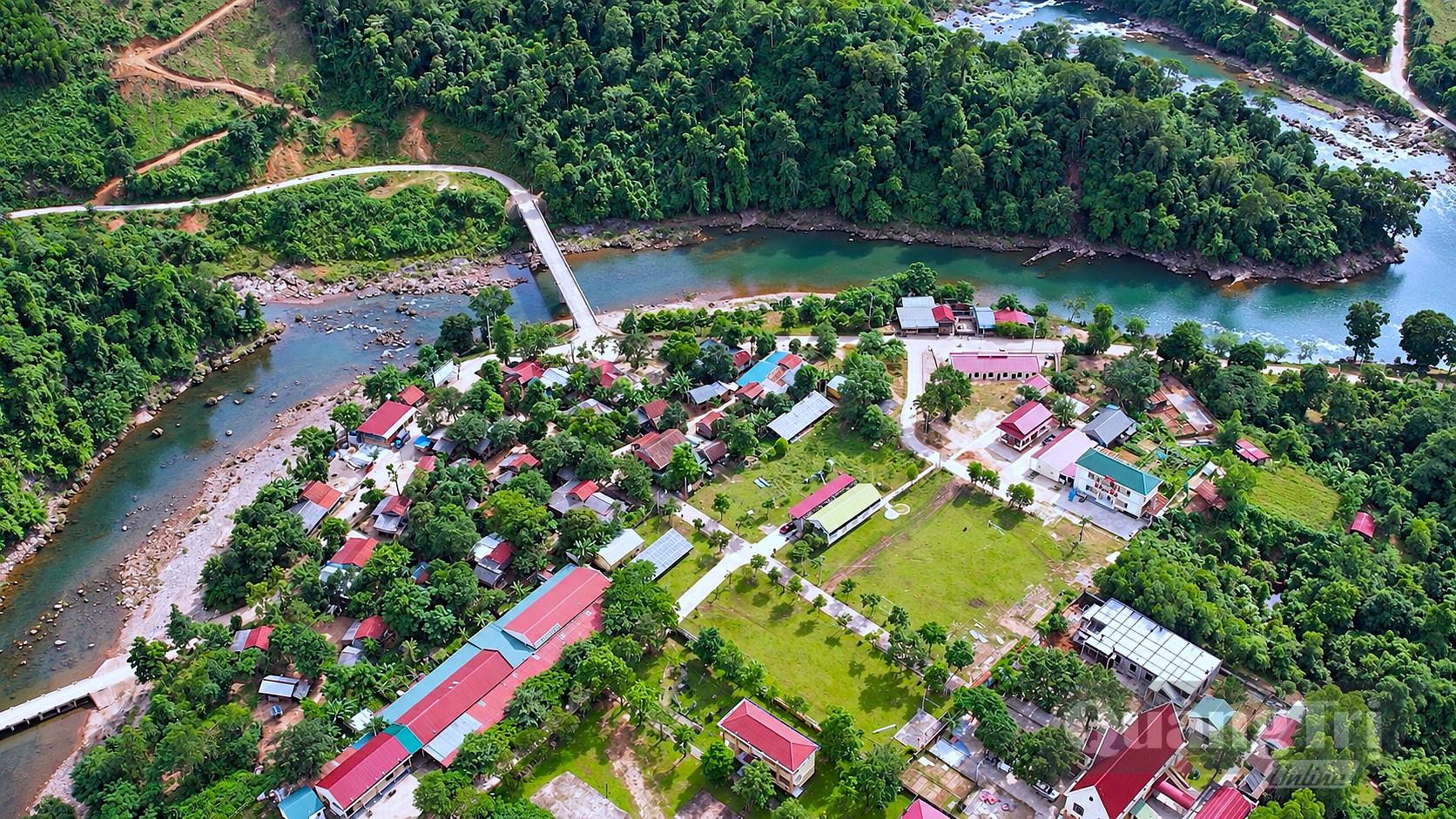 Bám bản giúp dân