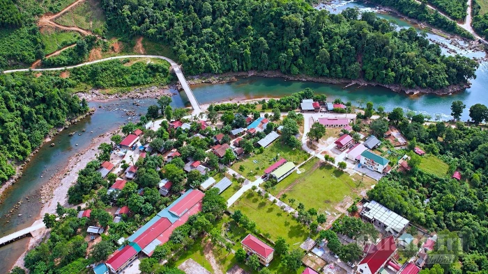 Bám bản giúp dân
