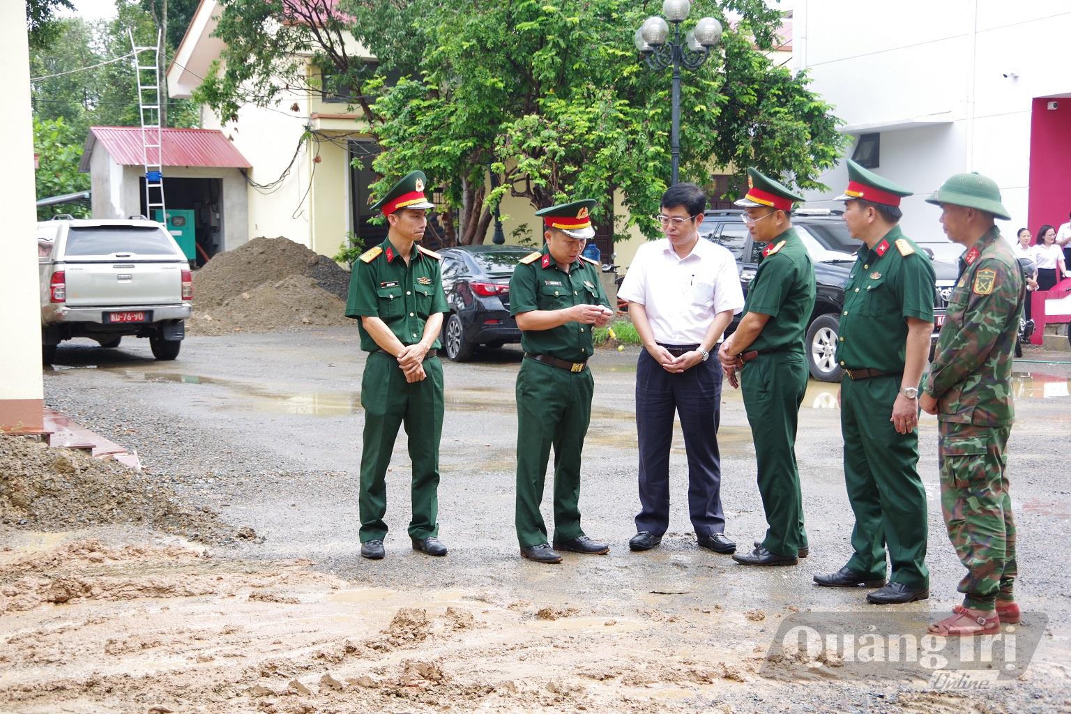 Đại tá Trương Viết Hải, Chính ủy Bộ Chỉ huy Quân sự tỉnh, Phó trưởng Ban Thường trực Ban Chỉ đạo tìm kiếm, quy tập và xác định danh tính hài cốt liệt sĩ tỉnh kiểm tra công tác tìm kiếm, quy tập hài cốt liệt sĩ tại khu phố Thành Cổ, phường Quảng Trị - Ảnh: X.D