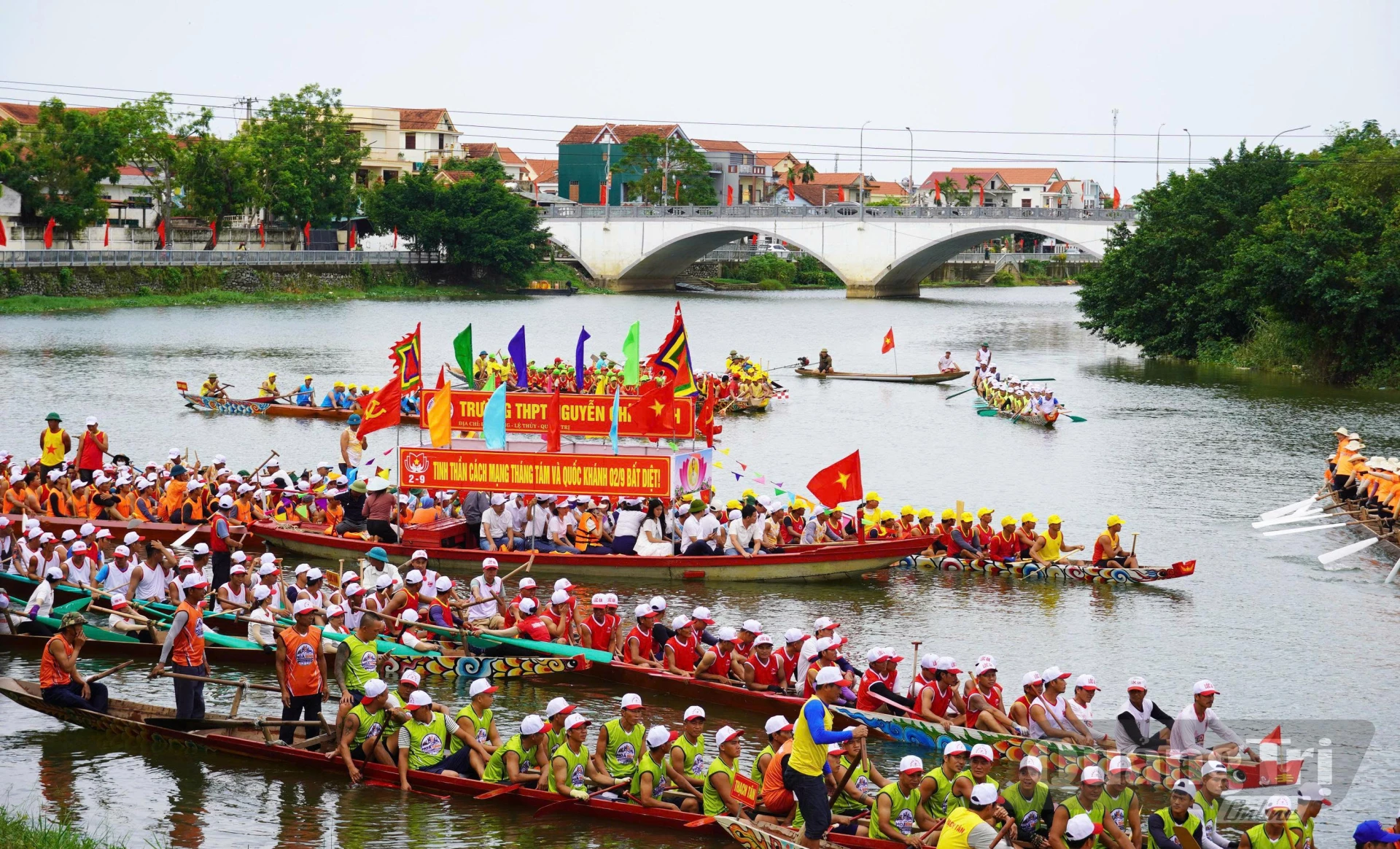 Các đội bơi tham gia diễu hành- Ảnh: X.P