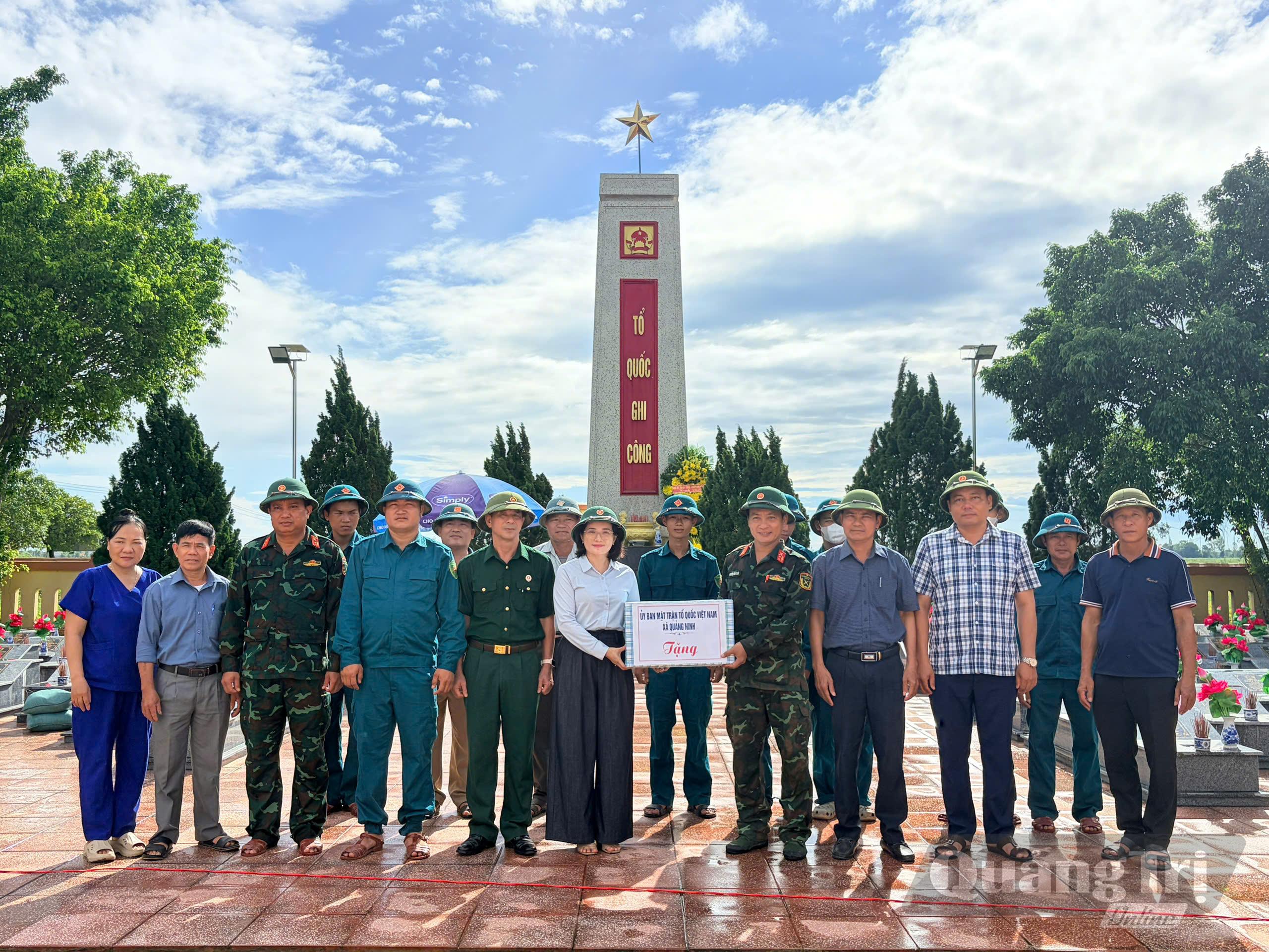 Đại diện lãnh đạo xã thăm, tặng quà lực lượng lấy mẫu sinh phẩm hài cốt liệt sĩ-Ảnh: N.K