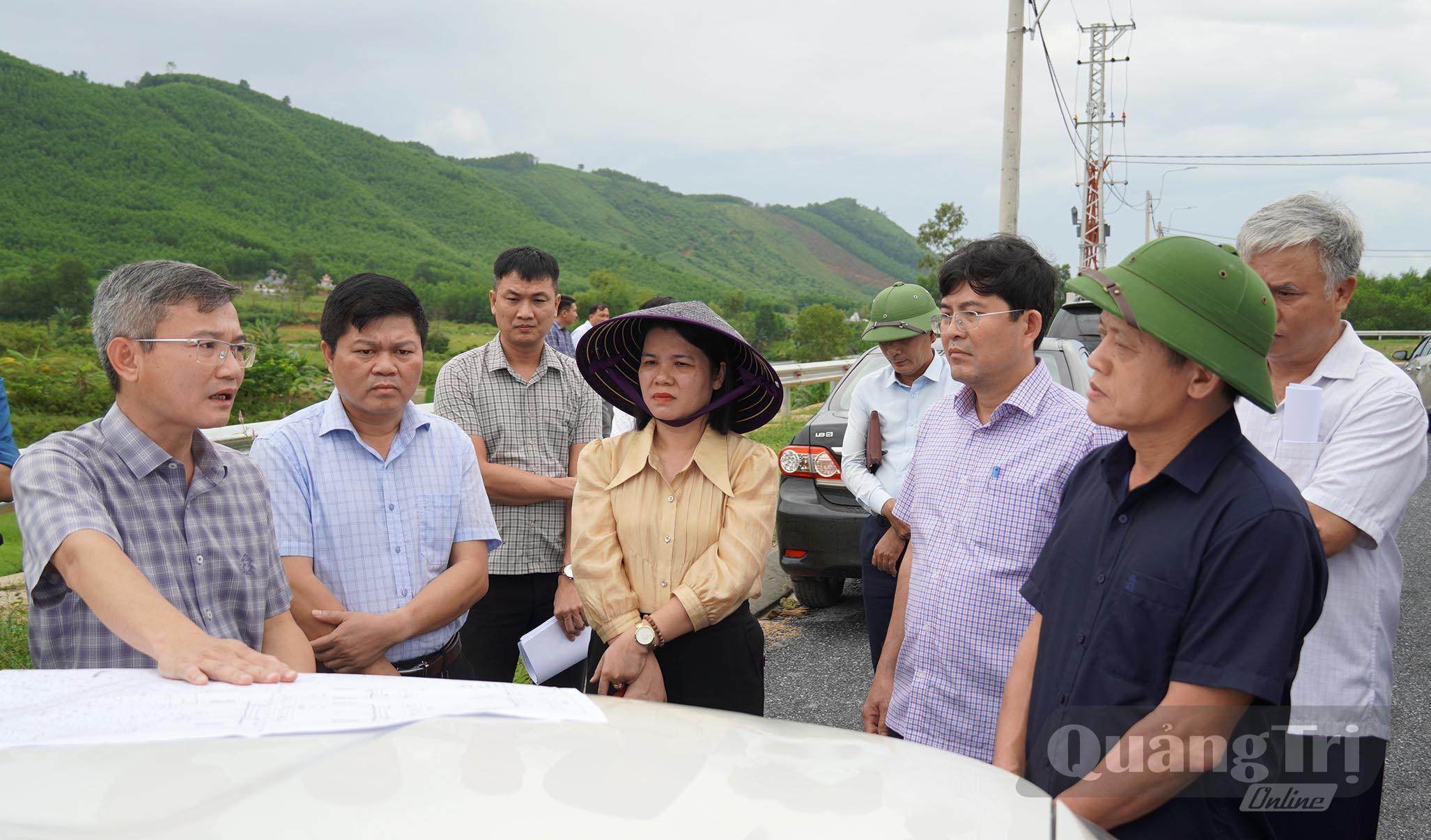 Đồng chí Phó Chủ tịch UBND tỉnh Lê Văn Bảo kiểm tra tình hình thực hiện dự án di dời dân ở thôn Thuận Tiến - Ảnh: C.H