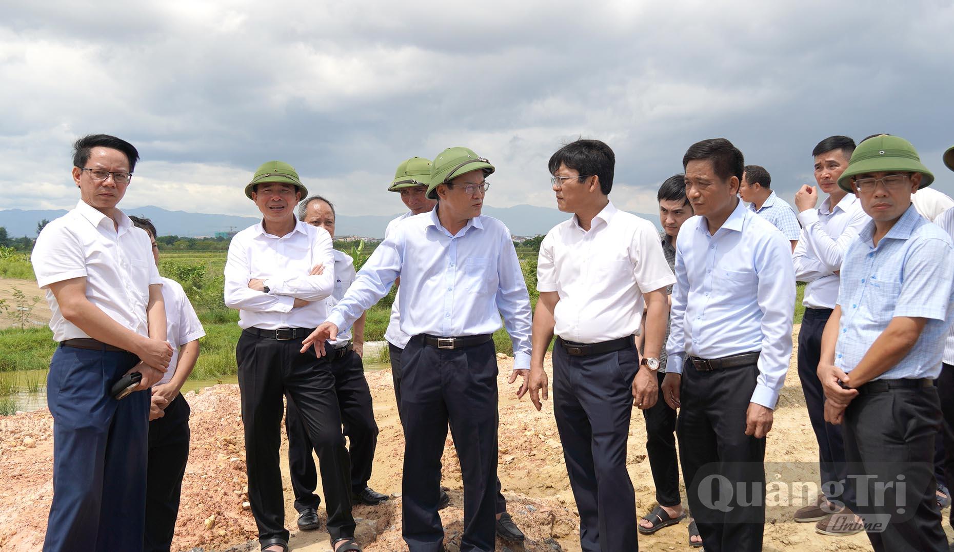 Lãnh đạo... báo cáo tiến độ giải phóng mặt bằng - Ảnh: C.H