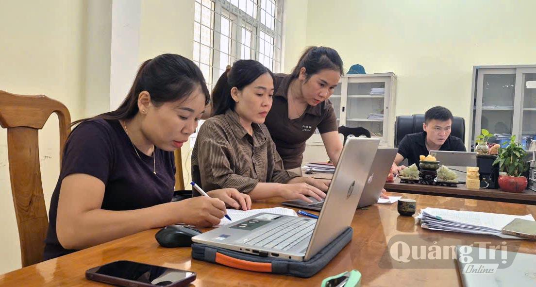 Xã Minh Hóa huy động giáo viên để hỗ trợ việc “làm sạch” dữ liệu đất đai - Ảnh: C.H