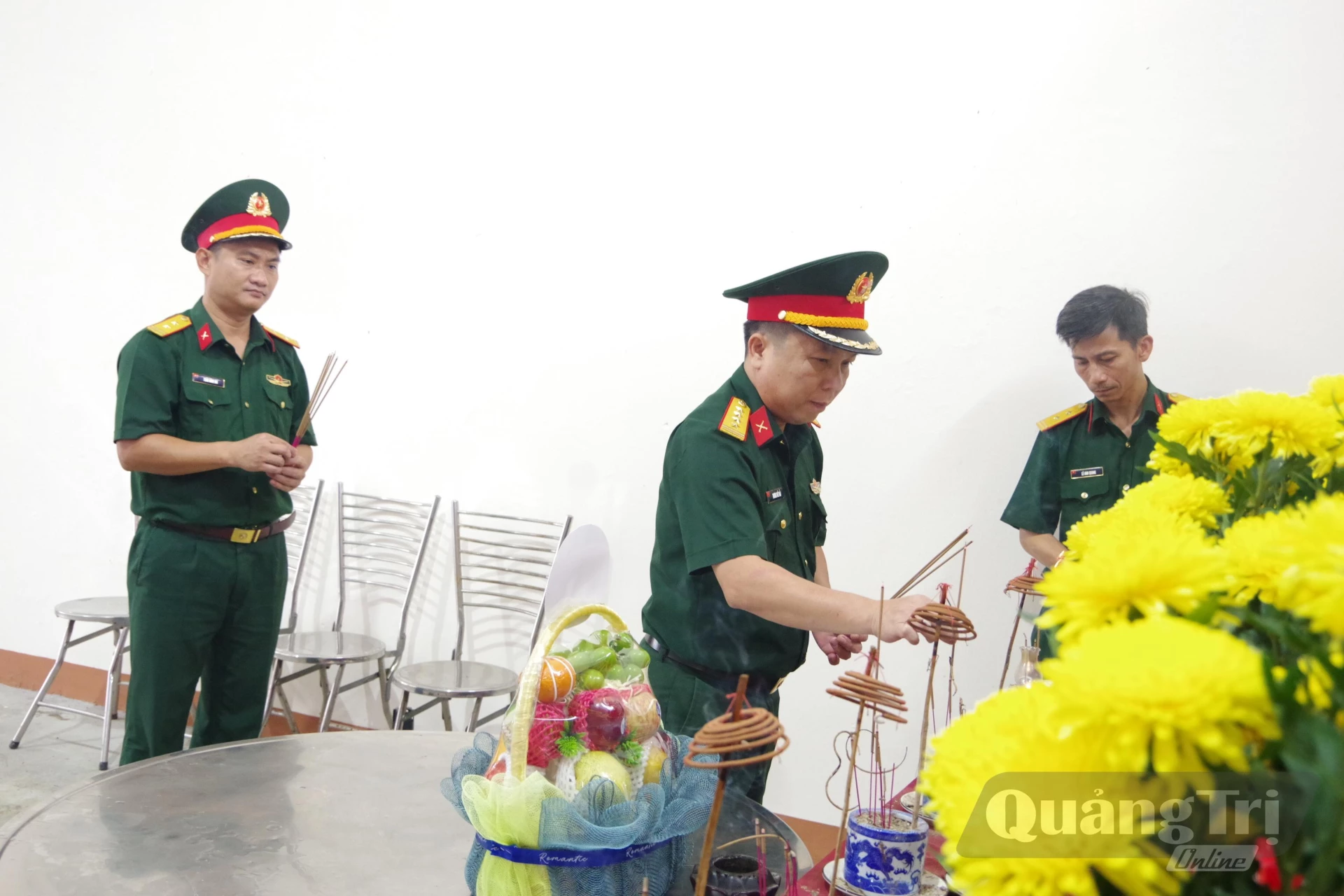 Đại tá Trương Viết Hải, Tỉnh uỷ viên, Phó Bí thư Thường trực Đảng ủy Quân sự tỉnh, Chính ủy Bộ CHQS tỉnh, Phó Trưởng ban Thường trực Ban Chỉ đạo tìm kiếm, quy tập và xác định danh tính hài cốt liệt sĩ tỉnh làm trưởng đoàn đến dân hương, dâng hoa tri ân các hài cốt liệt sĩ được Đội tìm kiếm, quy tập hài cốt liệt sĩ số 2, Phòng Chính trị, Bộ CHQS tỉnh Quảng Trị tiến hành tìm kiếm, quy tập tại khu phố Thành Cổ, phường Quảng Trị, tỉnh Quảng Trị.
