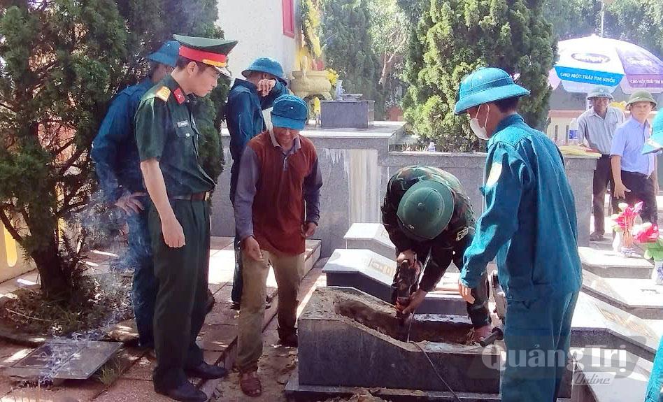 Lực lượng chức năng triển khai lấy mẫu-Ảnh:N.K
