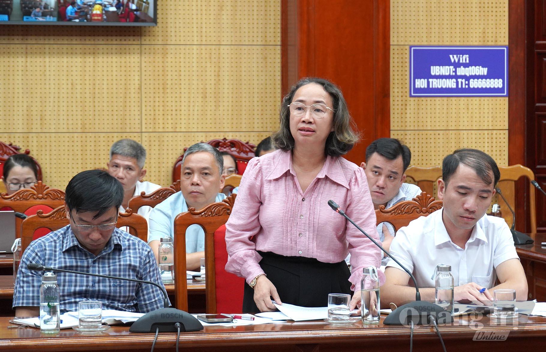 Lãnh đạo xã Khe Sanh báo cáo tình hình giải nguồn vốn Chương trình MTQG trên địa bàn xã - Ảnh: C.H