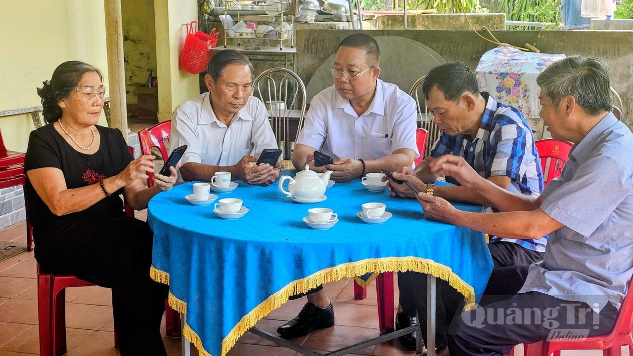 Không ít đảng viên cao tuổi vẫn kiên trì học hỏi để tiếp cận nền tảng số - Ảnh:T.T
