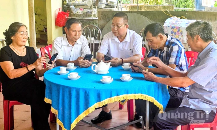 Đảng viên đi đầu trong 'Bình dân học vụ số'
