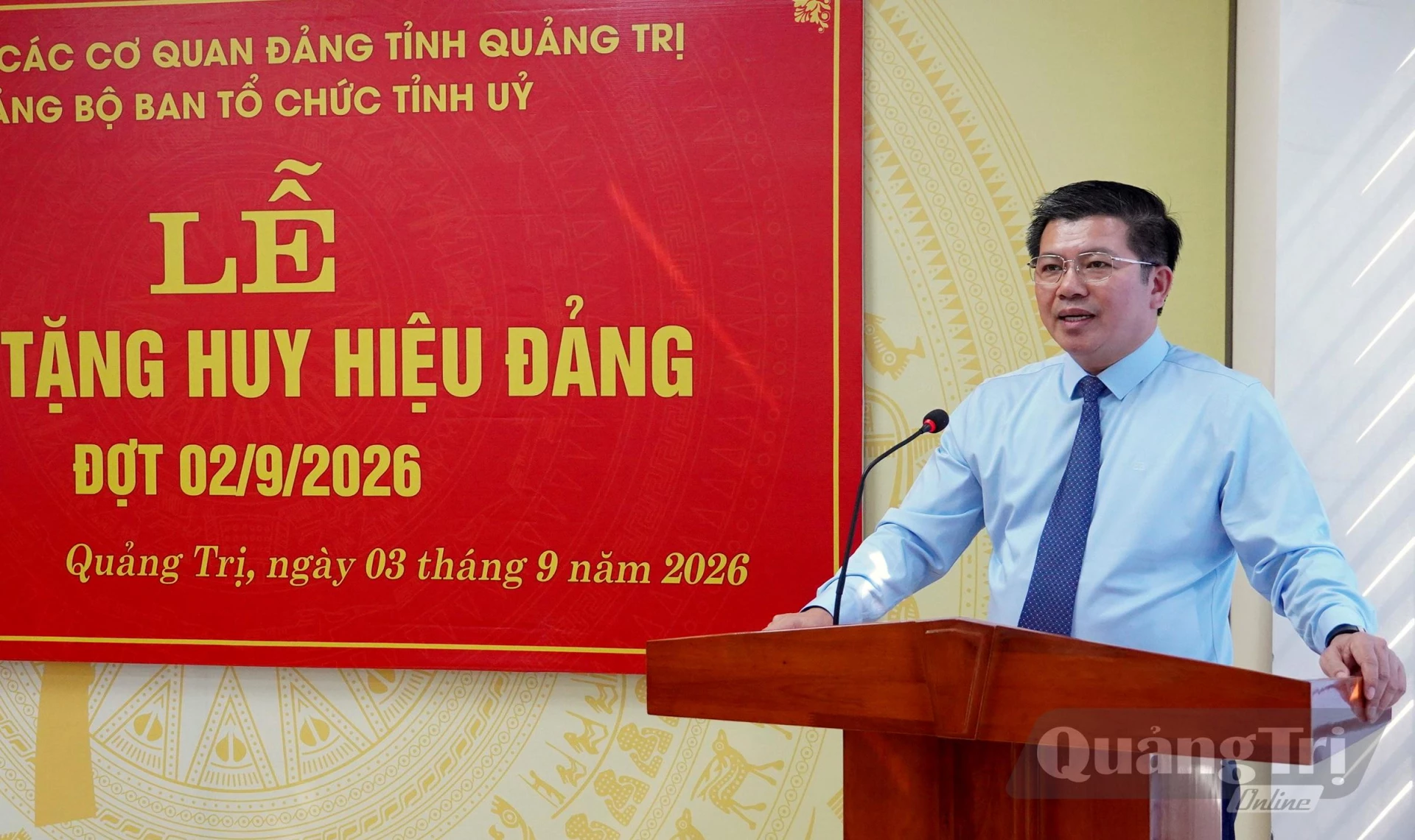 Đồng chí Trần Vũ Khiêm mong muốn đồng chí Nguyễn Lương Bình tiếp tục tham mưu cho Thường trực Tỉnh ủy, Ban Thường vụ Tỉnh ủy trong công tác lãnh đạo, chỉ đạo, nhất là công tác tổ chức xây dựng Đảng - Ảnh: Q.V