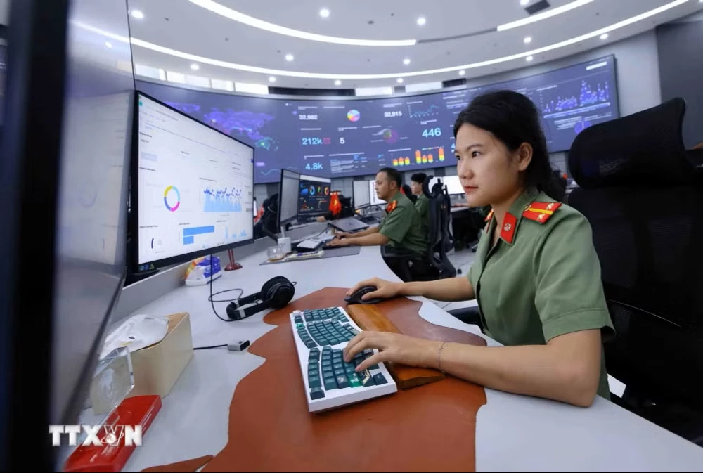 Giây phút căng thẳng của một cán bộ an ninh mạng. (Ảnh: Phạm Kiên/TTXVN)