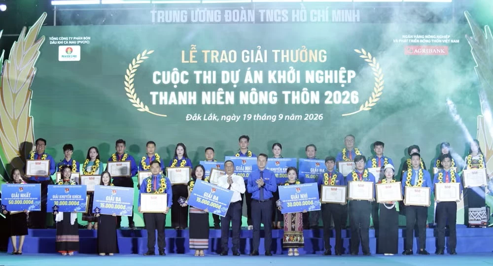 Ban tổ chức trao giải cho các dự án. (Ảnh: Vietnam+)