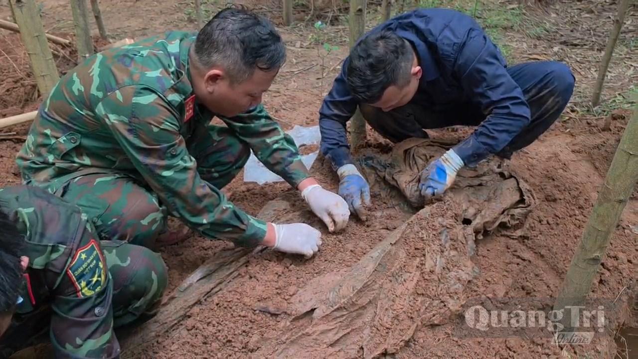 : Đội Tìm kiếm, quy tập hài cốt liệt sĩ số 1 thực hiện công tác tìm kiếm, quy tập tại bản Bãi Dinh, xã Dân Hóa - Ảnh: H.C