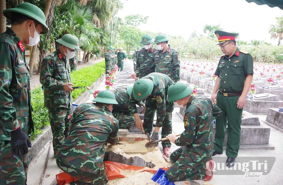 Các lực lượng chức năng tiến hành thực hiện các bước theo quy định để lấy mẫu tại nghĩa trang Ba Dốc - Ảnh: H.C