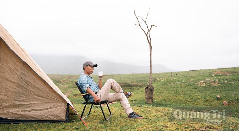Một tách cà phê giữa không gian khoáng đạt của núi rừng Khe Sanh mang đến cho du khách những phút giây thư thái, bình yên - Ảnh: Lê Tú