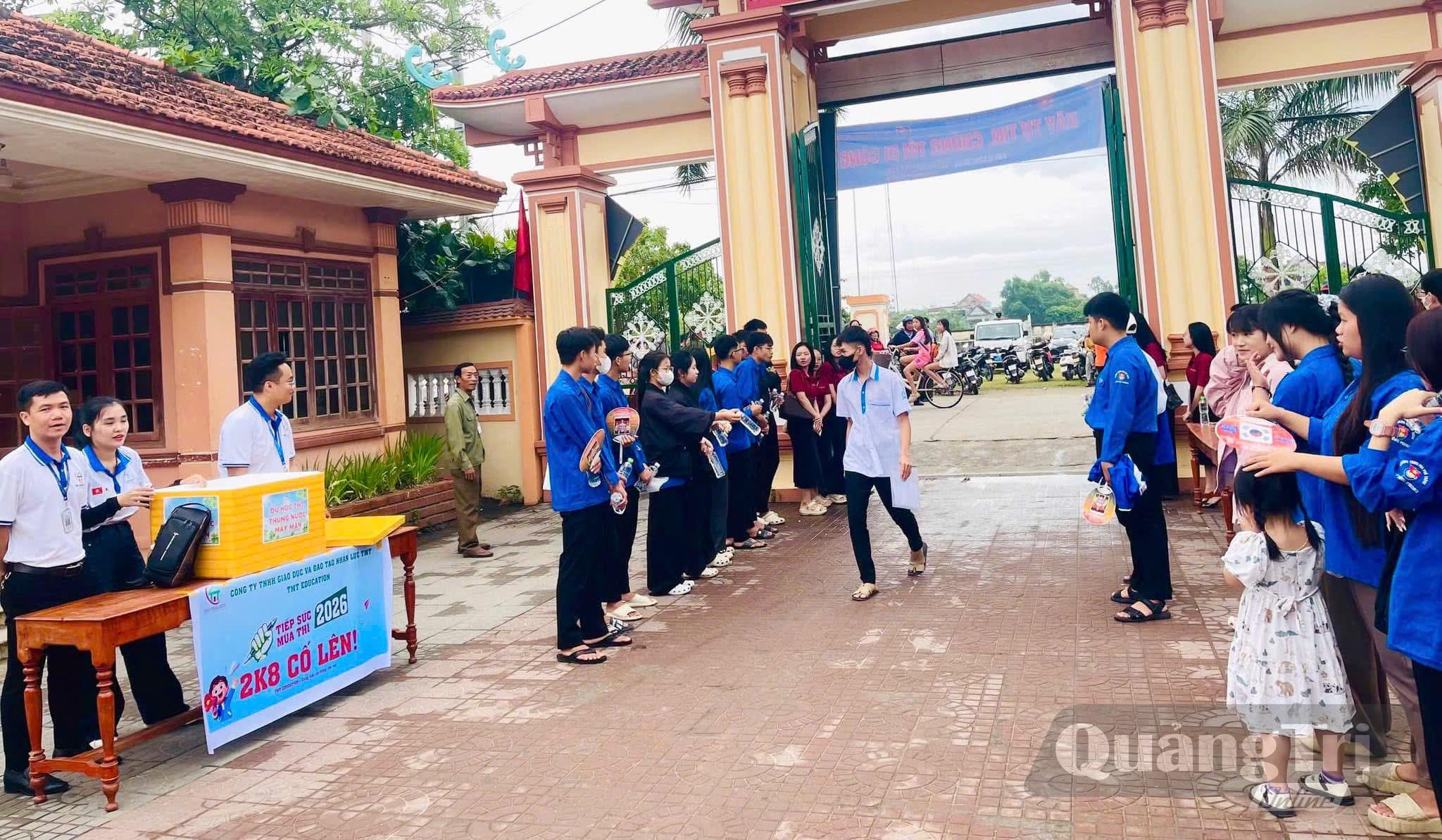 Qua các phong trào, hoạt động thực tiễn, nhiều đoàn viên ưu tú được phát hiện, bồi dưỡng, tạo nguồn kết nạp đảng - Ảnh: Thùy Trang