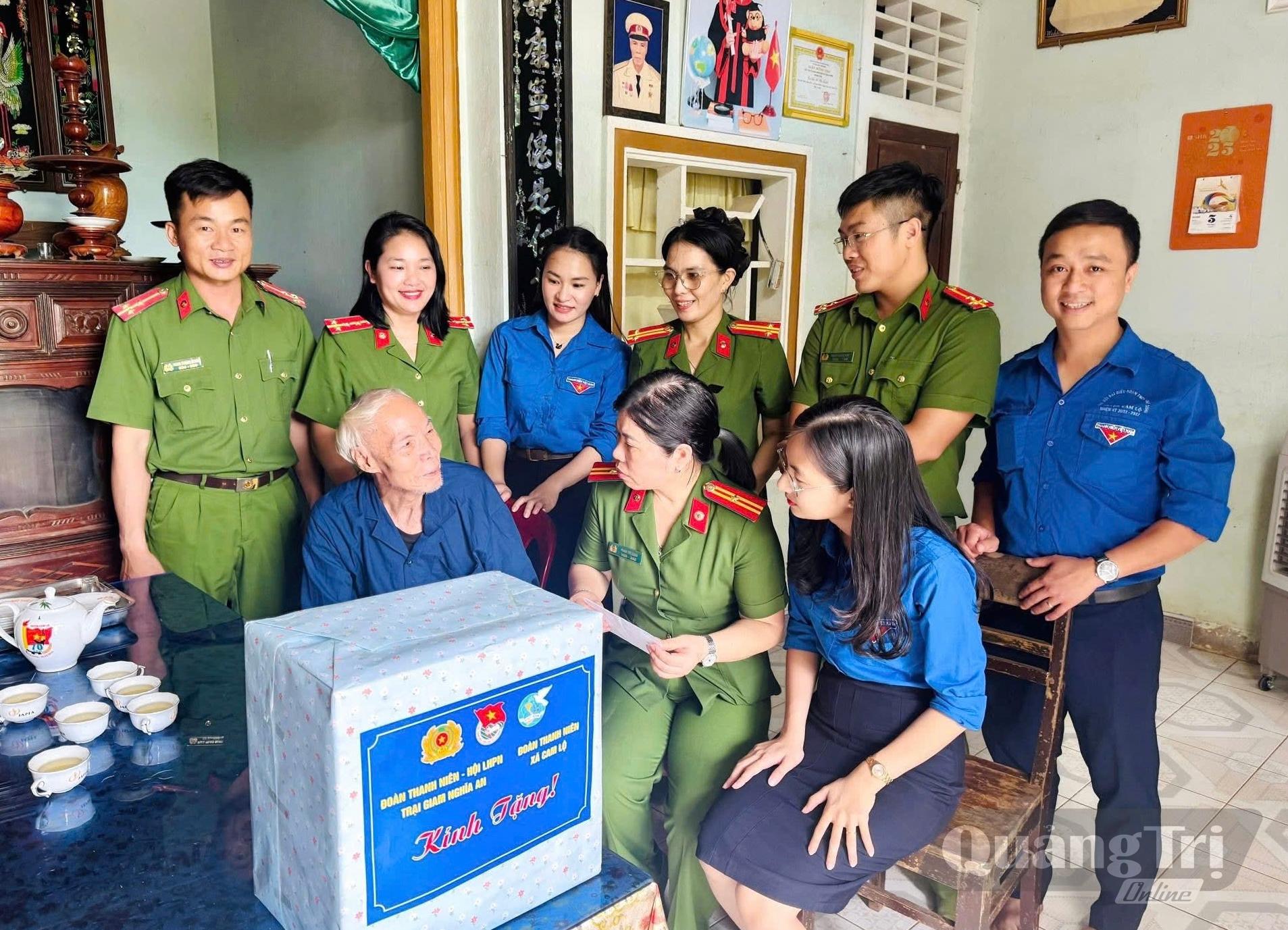 Đoàn xã Cam Lộ thăm hỏi gia đình chính sách - Ảnh: H.N