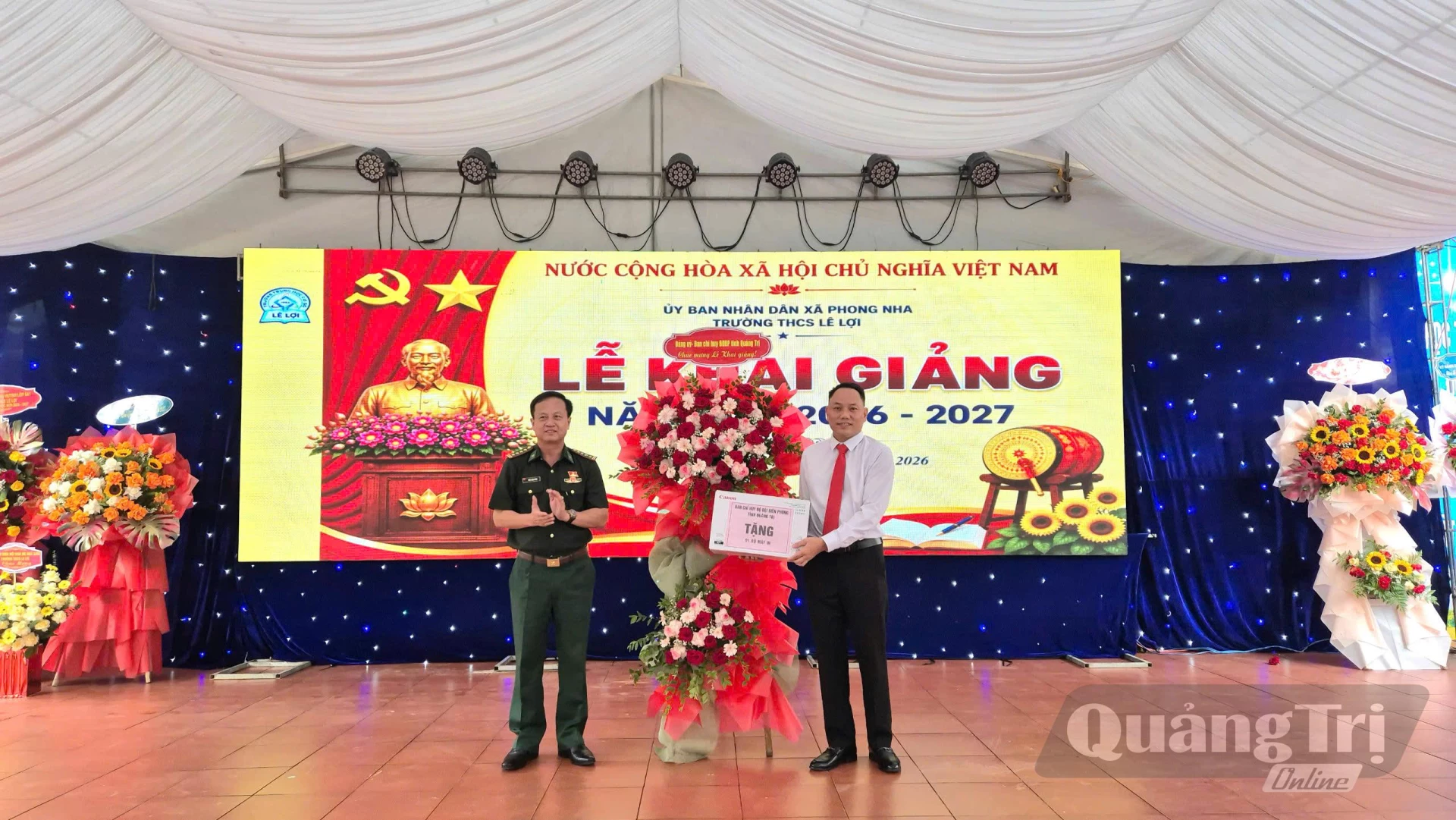 Đồng chí đại tá Đinh Xuân Hùng, Chính ủy Bộ đội Biên phòng tỉnh trao tặng máy in cho Trường THCS Lê Lợi, xã Phong Nha - Ảnh: H.N