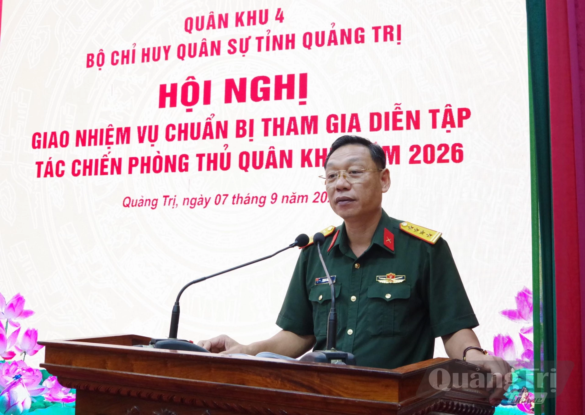 Đồng chí đại tá Phan Thắng, Ủy viên Ban Thường vụ Tỉnh ủy, Chỉ huy trưởng Bộ CHQS tỉnh phát biểu chỉ đạo tại hội nghị - Ảnh: H.C