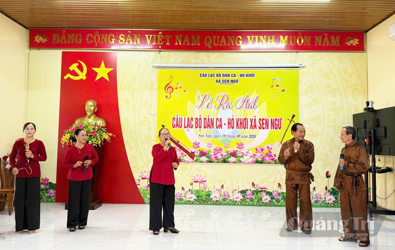 Một tiết mục do CLB Dân ca-Hò khơi xã Sen Ngư biểu diễn tại lễ ra mắt. Ảnh: V.Anh