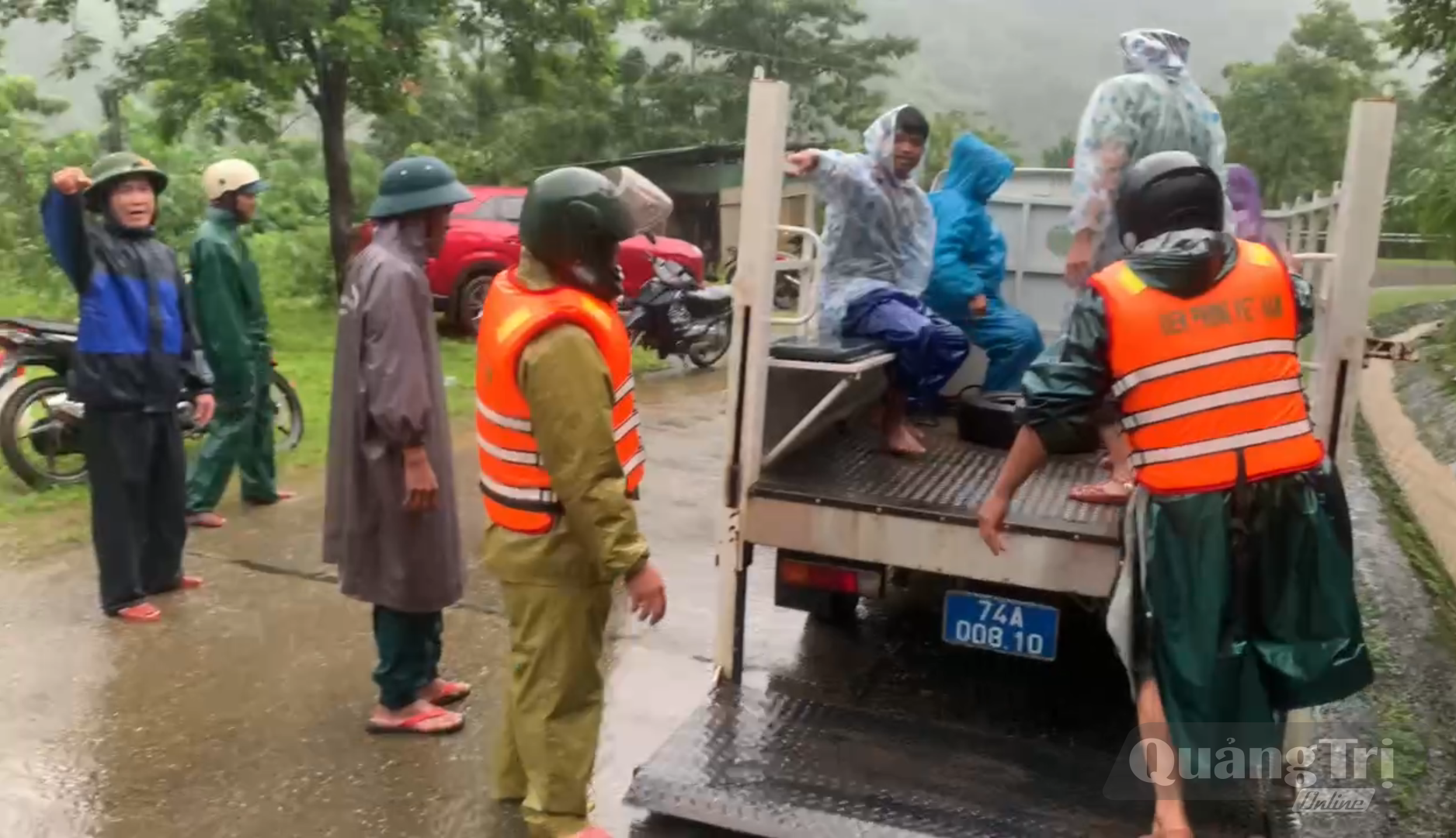 Lực lượng biên phòng hỗ trợ di dời người dân đến nơi an toàn. Ảnh: T.T