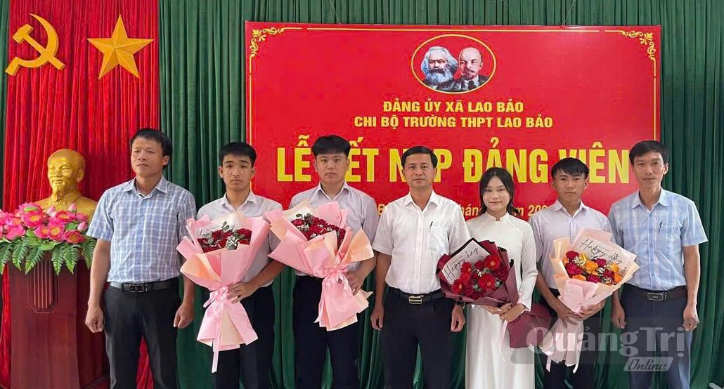 Phấn đấu, rèn luyện từ mô hình “Đảng viên tuổi 18”, các em học sinh có thành tích xuất sắc của Trường THPT Lao Bảo đã vinh dự được đứng vào hàng ngũ của Đảng - Ảnh: T.T