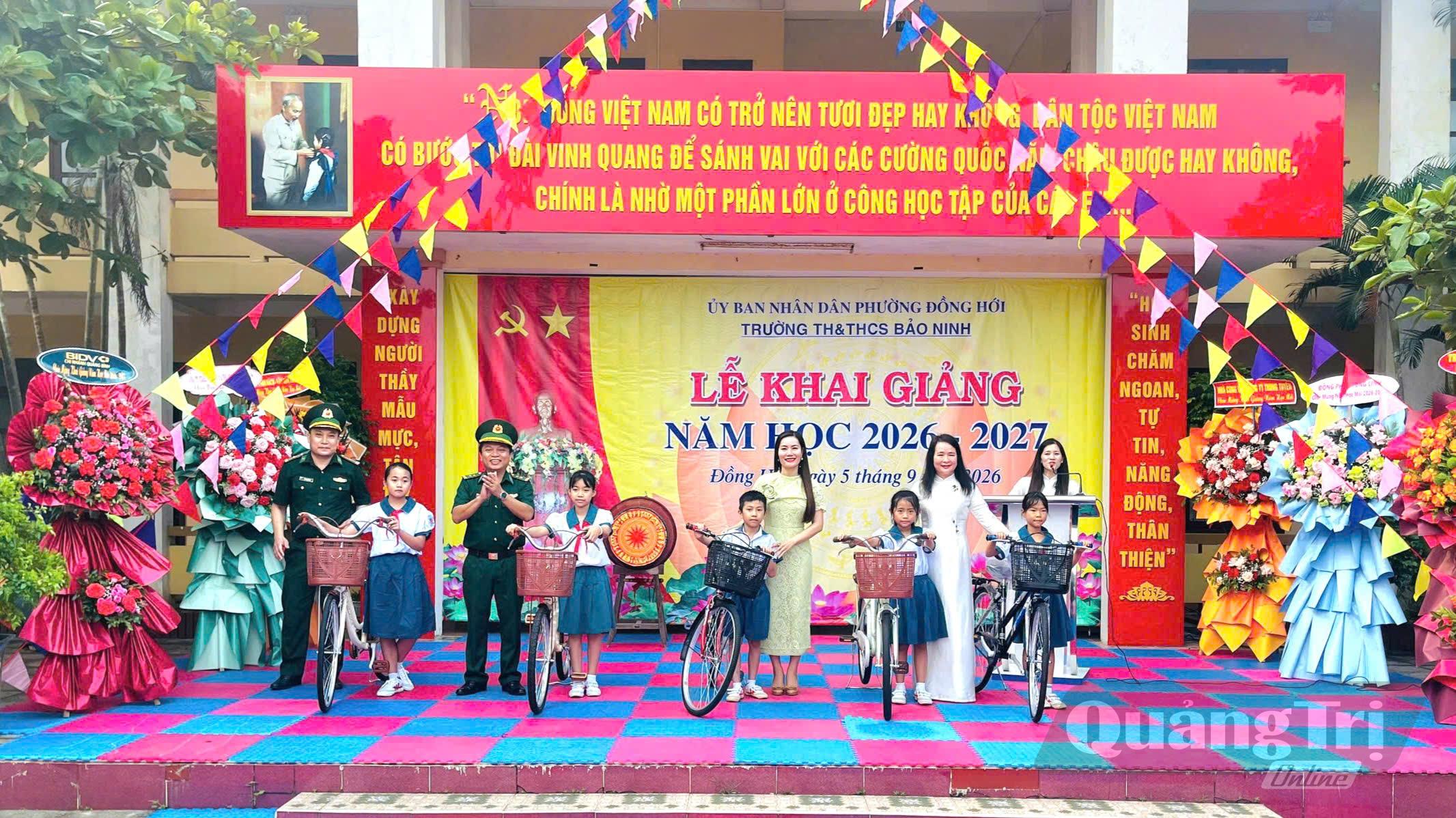 Đại diện lãnh đạo Đồn Biên phòng Nhật Lệ tặng xe đạp cho các em học sinh nhân dịp khai giảng năm học mới - Ảnh: H.N