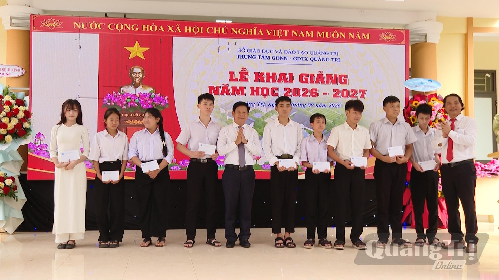 Đồng chí Lê Vĩnh Thế, Chánh Văn phòng Tỉnh ủy và lãnh đạo Trung tâm GDNN-GDTX Quảng Trị trao học bổng cho những học viên vượt khó học giỏi - Ảnh: Đ.A