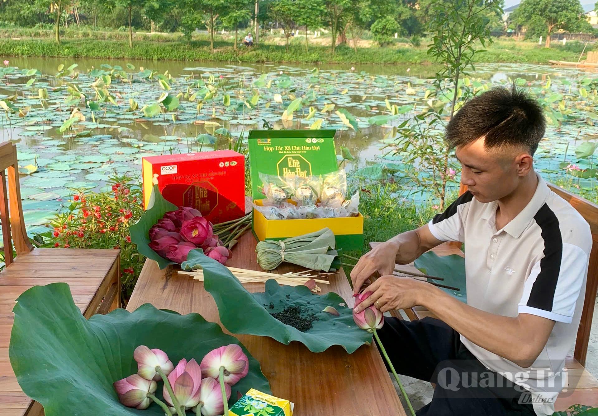 Anh Lê Duy Trinh chế biến sản phẩm trà sen - Ảnh: H.N