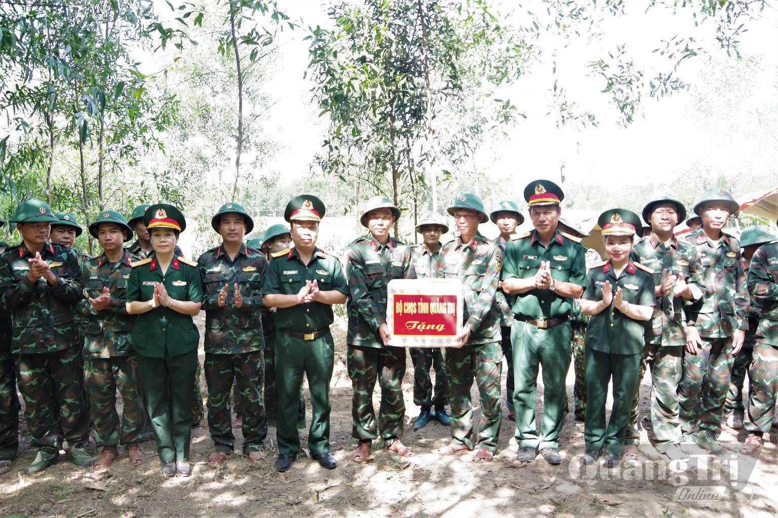 Đồng chí đại tá Phan Thắng, Chỉ huy trưởng và đại tá Trương Viết Hải, Phó Bí thư Thường trực Đảng ủy Quân sự, Chính ủy Bộ Chỉ huy Quân sự tỉnh kiểm tra, động viên lực lượng quy tập tại Câu Nhi, xã Nam Hải Lăng - Ảnh: H.C