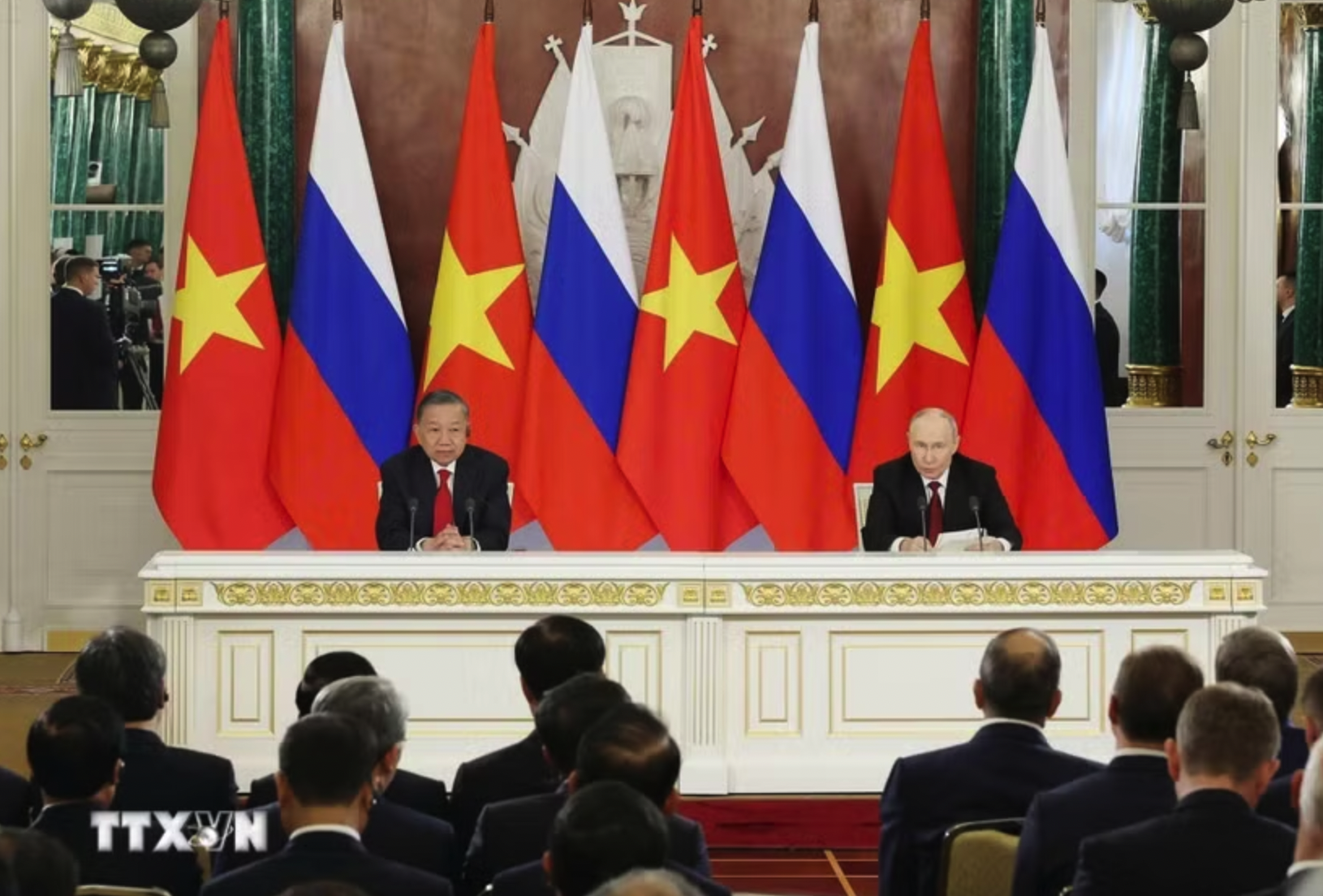 Tổng Bí thư, Chủ tịch nước Tô Lâm và Tổng thống Nga Vladimir Putin họp báo chung. (Ảnh: Thống Nhất/TTXVN)