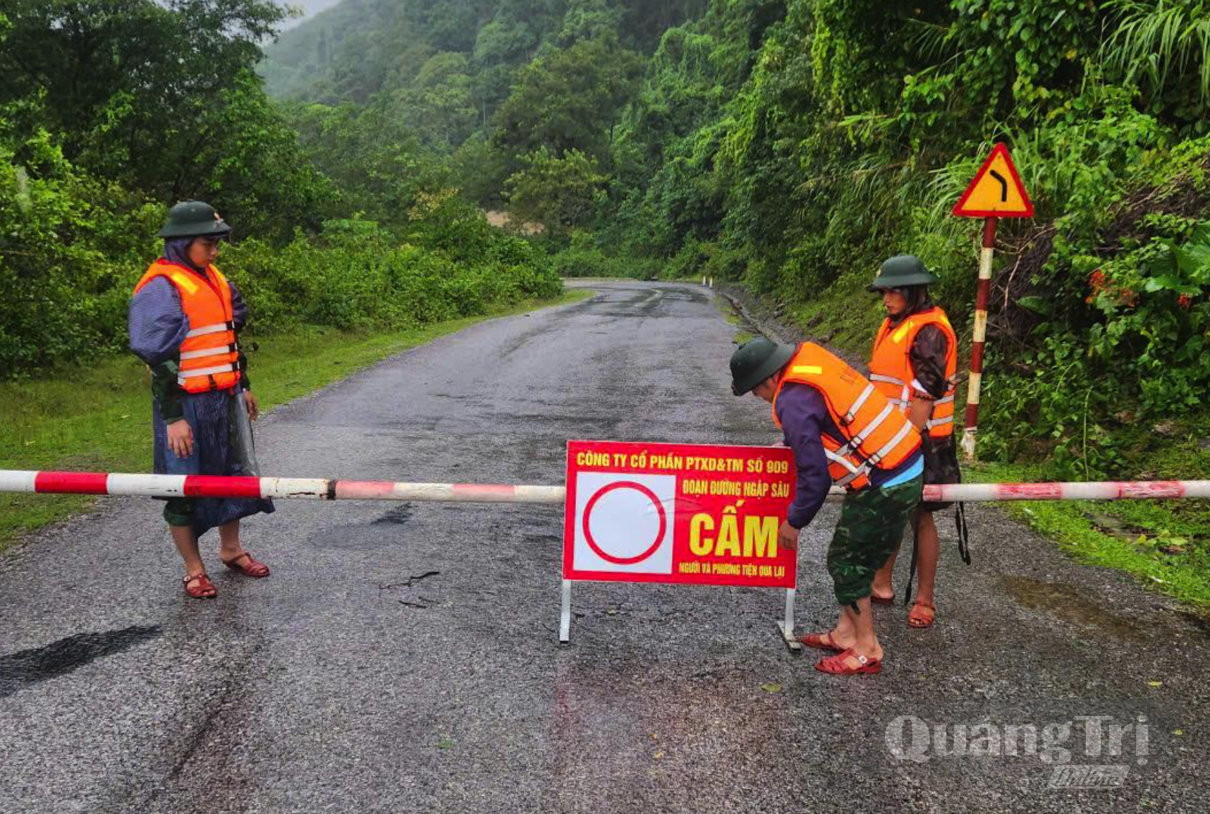 Các lực lượng đã cắm biển cảnh báo không cho người và phương tiện qua lại các khu vực nguy hiểm - Ảnh: P.V
