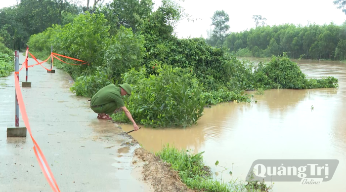 Sạt lở tuyến đường vào khu dân cư tại xã Hải Lăng