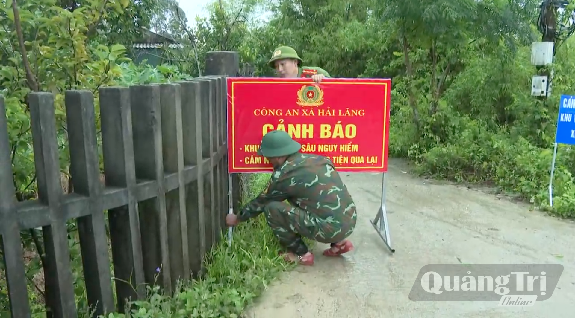 Lực lượng chức năng đặt biển cảnh báo tại điểm sạt lở - Ảnh: LO 