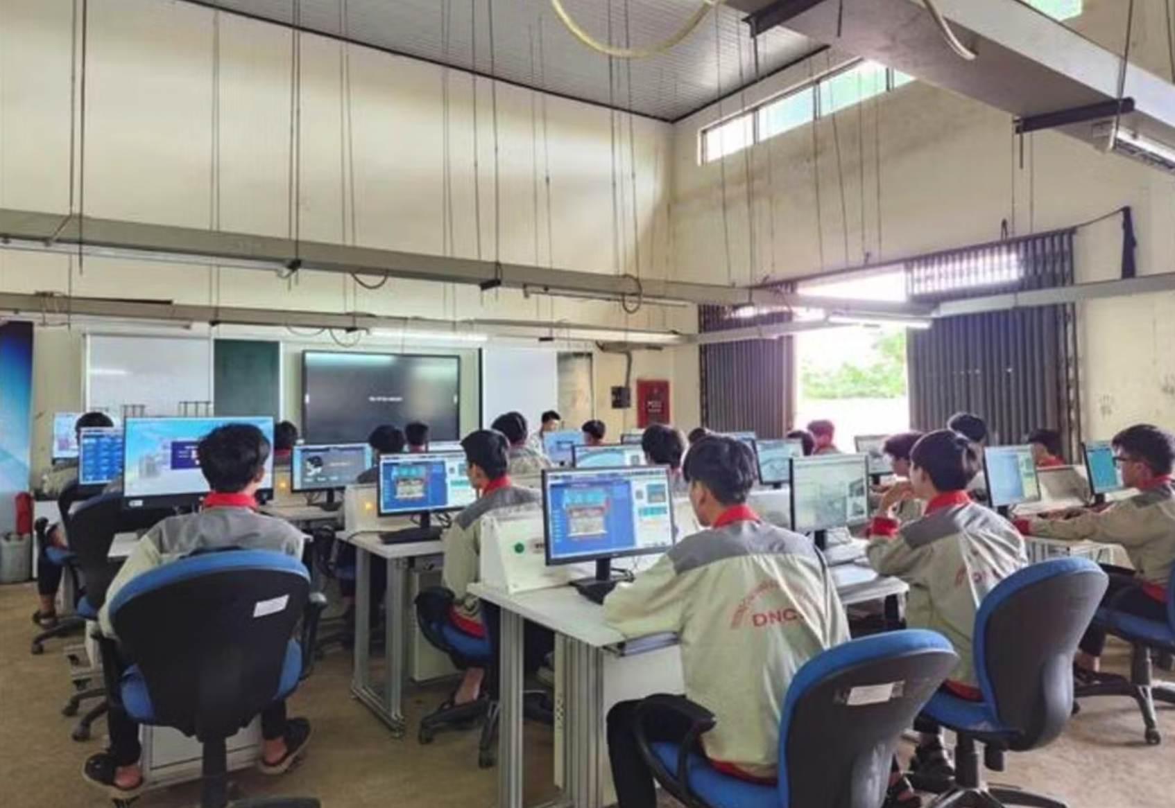 Cơ sở giáo dục nghề nghiệp phải chịu trách nhiệm về tính trung thực, chính xác của số liệu giảng viên, giáo viên, cơ sở vật chất, thiết bị được sử dụng. Ảnh: Diệu Thúy - TTXVN