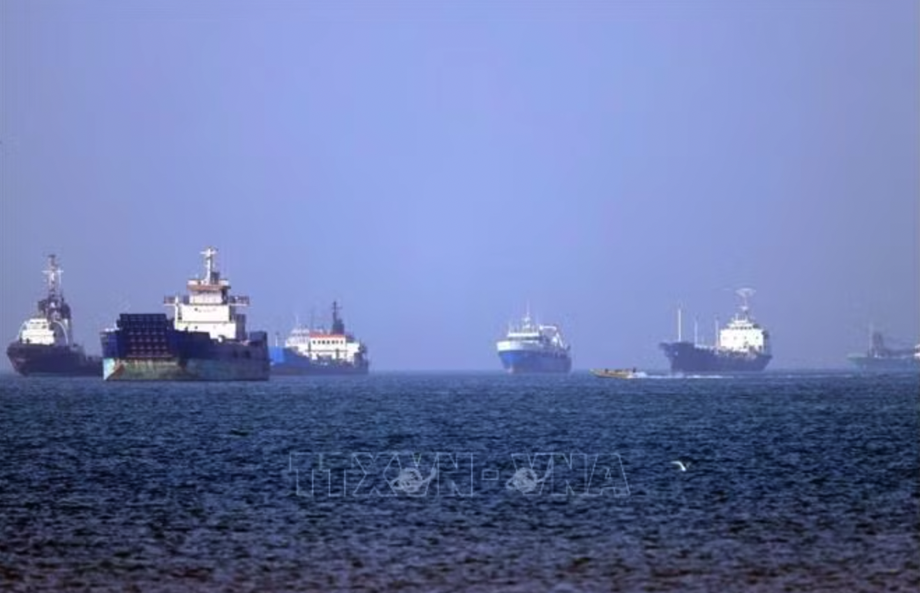 Tàu thuyền ở eo biển Hormuz, gần thành phố cảng Bandar Abbas, Iran. Ảnh: The Guardian/TTXVN
