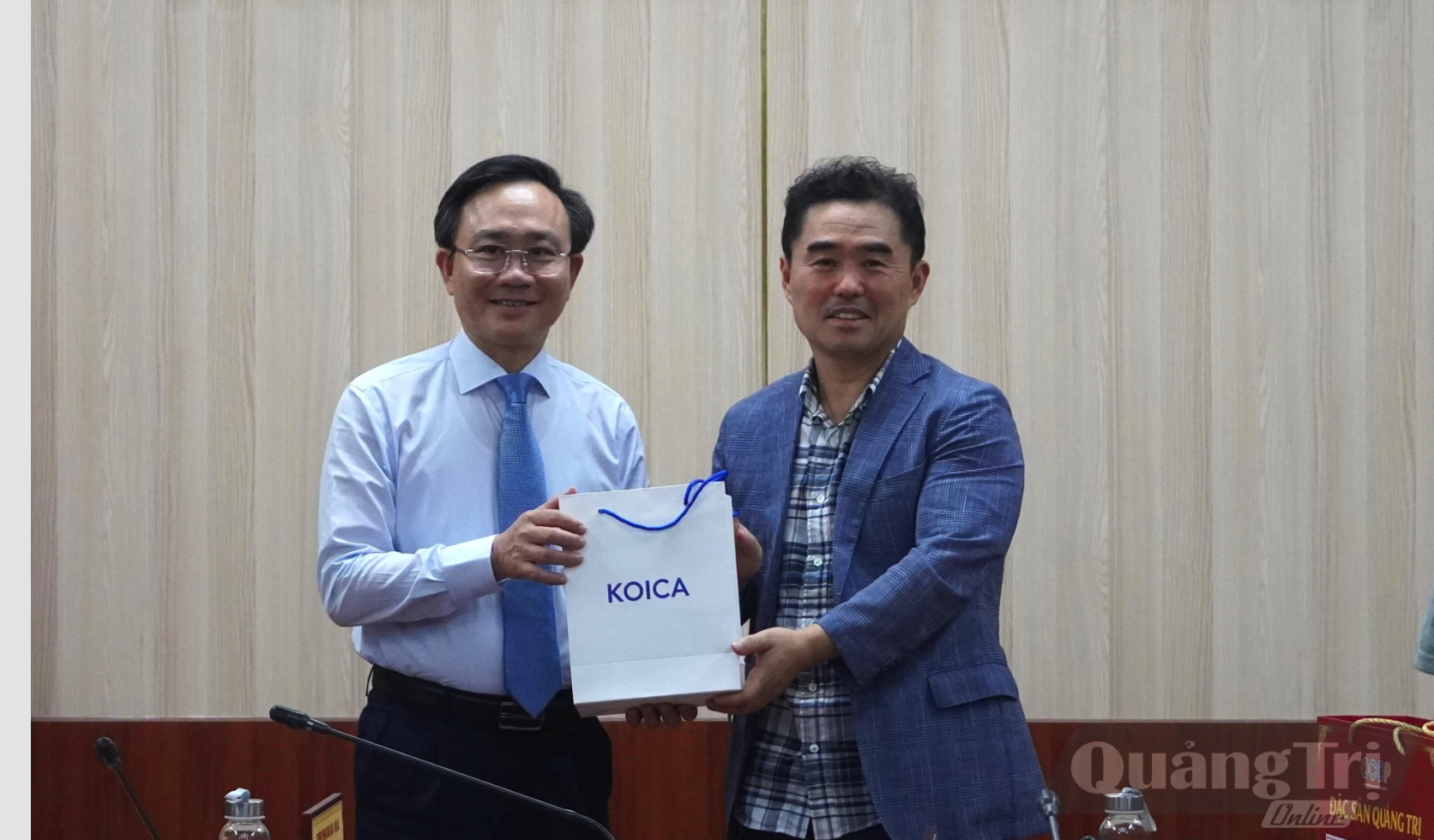 Ông Yang Seokwoong trao quà tặng đồng chí Hoàng Xuân Tân, Phó Chủ tịch UBND tỉnh - Ảnh: H.Tr