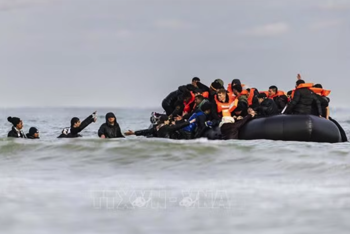 Người di cư tìm cách vượt Eo biển Manche bằng thuyền phao, từ bờ biển Gravelines, gần Dunkirk, miền Bắc Pháp, ngày 26/4/2024. Ảnh: AFP/TTXVN