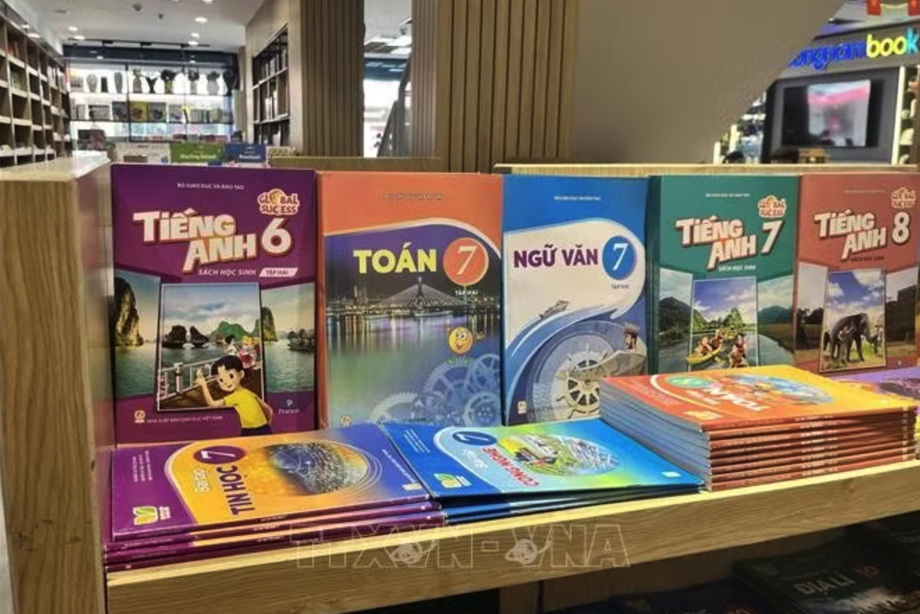 Khu trưng bày sách giáo khoa của nhà sách trên đường Thống Nhất, phường Nha Trang, tỉnh Khánh Hòa. Ảnh: Phan Sáu/TTXVN