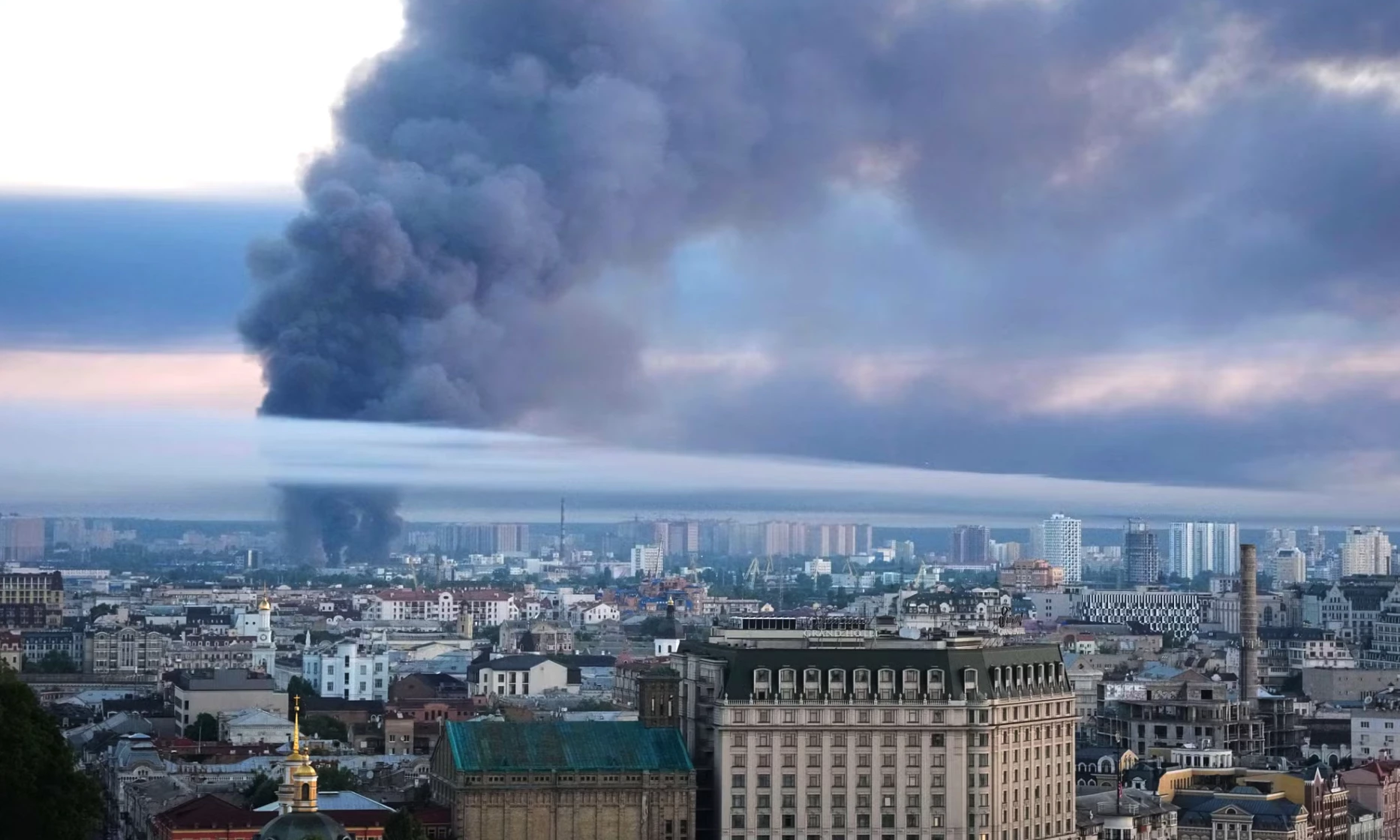 Đám cháy tại một nhà máy lọc dầu ở ngoại ô Moskva . Ảnh: Kyiv Post