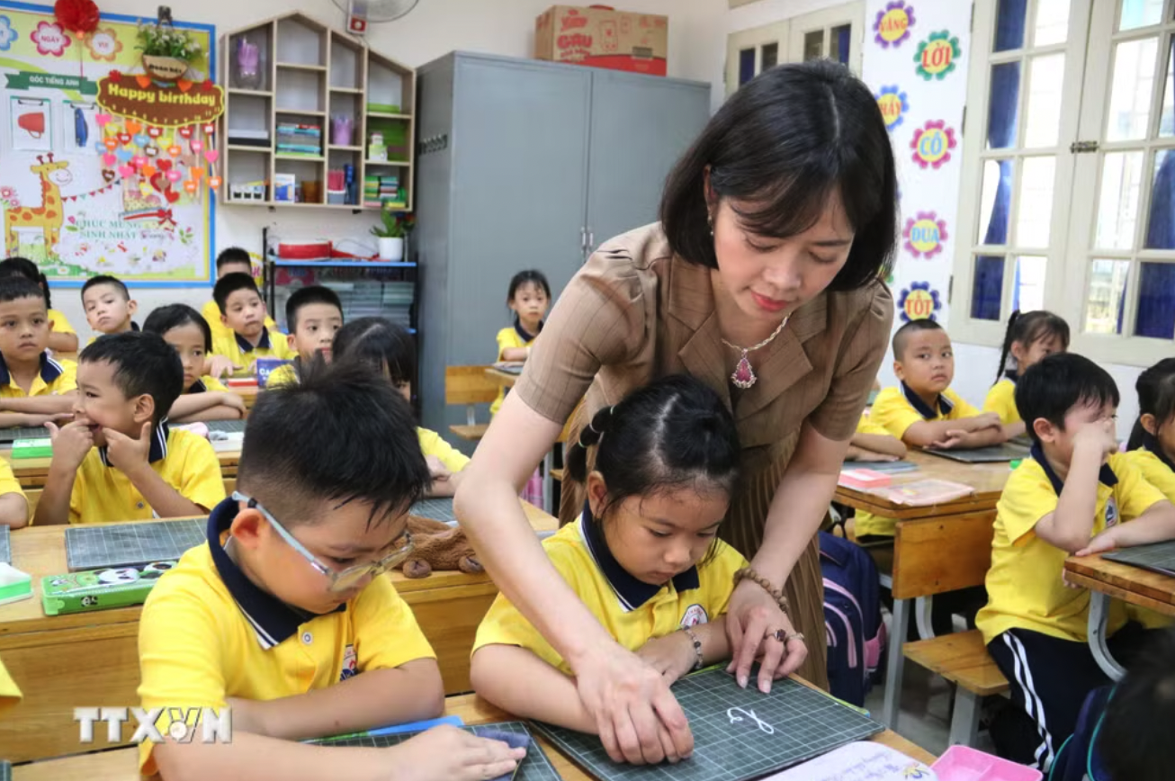 Giáo viên và học sinh tại một lớp học. (Ảnh: Thu Hoài/TTXVN)