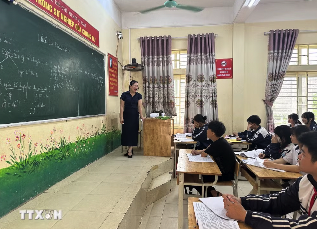 Giáo viên hướng dẫn học sinh ôn tập. (Ảnh: Nguyễn Thảo/TTXVN)