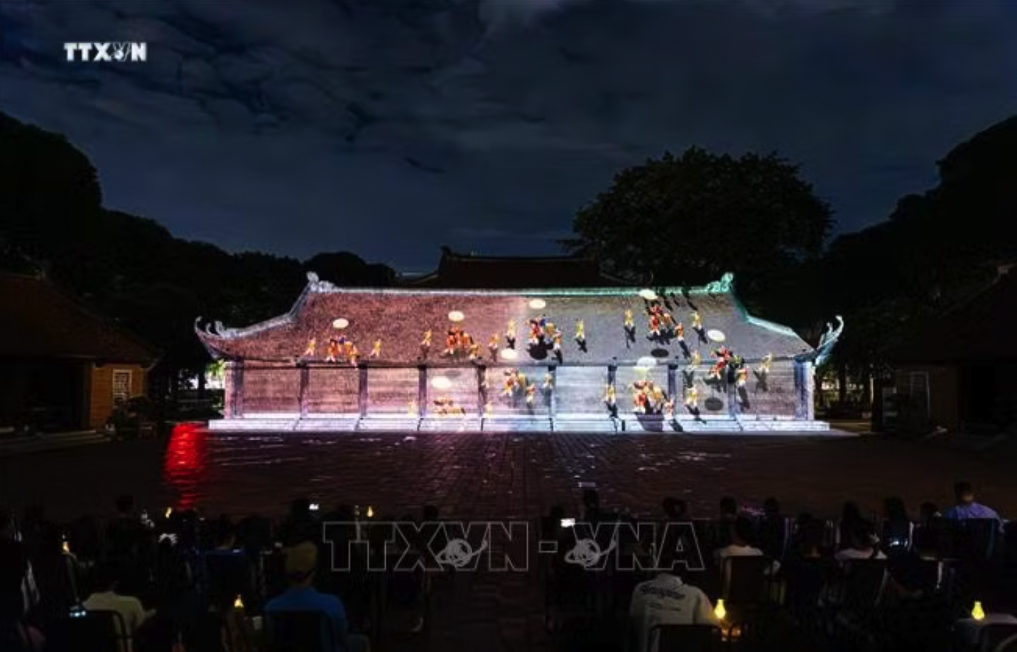 Màn trình chiếu công nghệ 3D Mapping hiện đại trên kiến trúc cổ kính của Văn Miếu tái hiện hành trình đạo học Việt Nam trước đông đảo khán giả. Công nghệ chiếu sáng nghệ thuật thực cảnh đã biến các di tích lịch sử thành những sân khấu đêm sống động, tạo nên sản phẩm du lịch đêm đặc sắc giữ chân du khách. Ảnh: Tiến Long/TTXVN phát