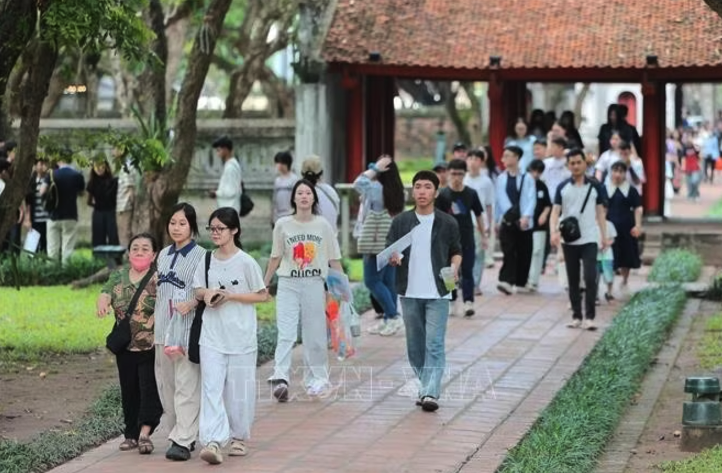 Sáng 10/6 nhiều thí sinh và phụ huynh đến Văn Miếu-Quốc Tử Giám để cầu may trong kỳ thi tốt nghiệp THPT 2026. Ảnh: Lê Đông/TTXVN