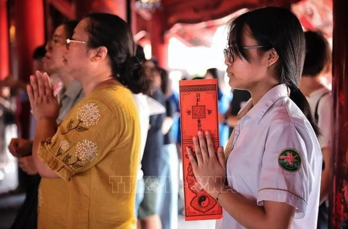 Nữ sinh thành kính cầu may trước kỳ thi quan trọng. Phạm Tuấn Anh/TTXVN