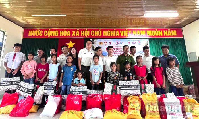 Trao tặng các công trình, phần quà tại xã A Dơi
